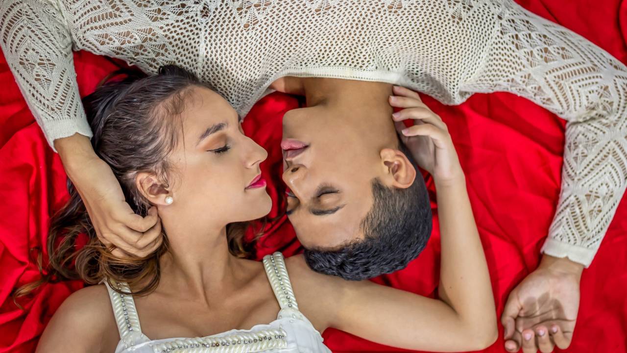 Bailarinos da Cia de Ballet do Rio de Janeiro deitados