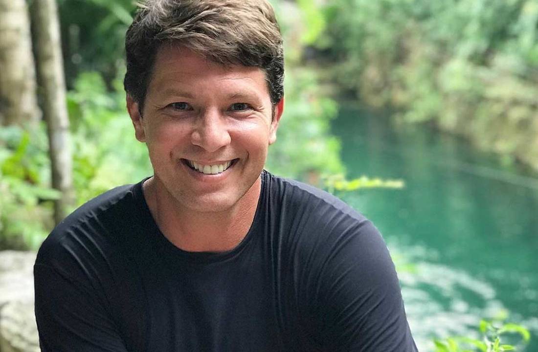 A imagem mostra o ator Mario Frias sorrindo