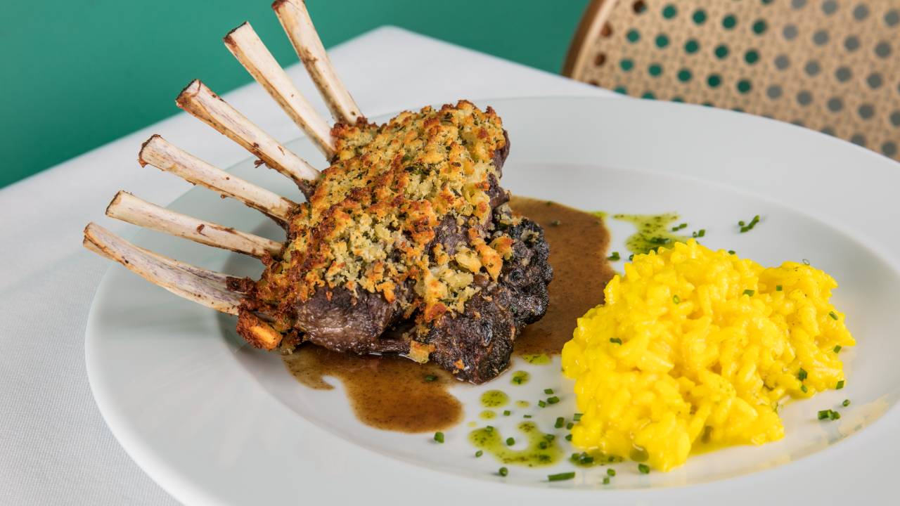 Cordeiro com risoto de açafrão: receita de Rudy Bovo, do Nido, que será ensinada aos pombinhos