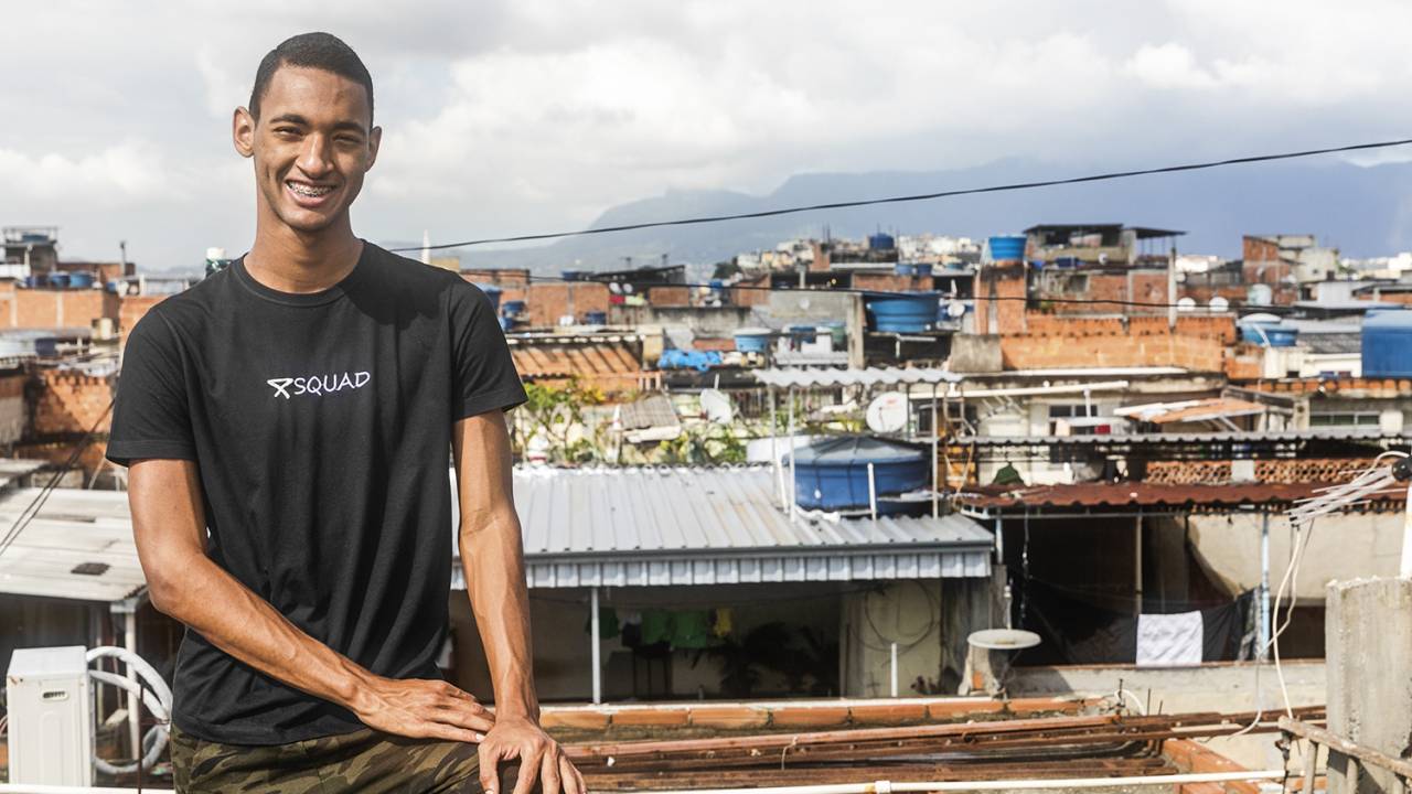 Raphael Vicente posando no Complexo da Maré