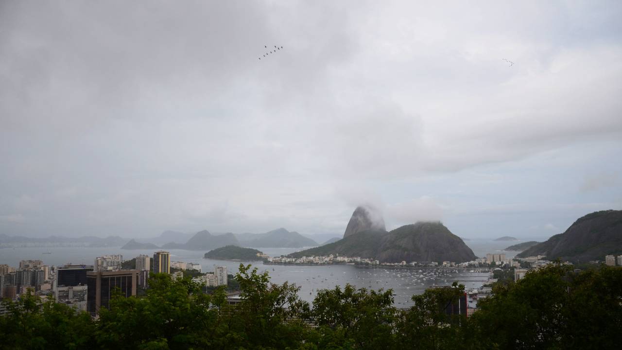Vista do Pão de Açúcar com tempo nublado e muitas nuvens