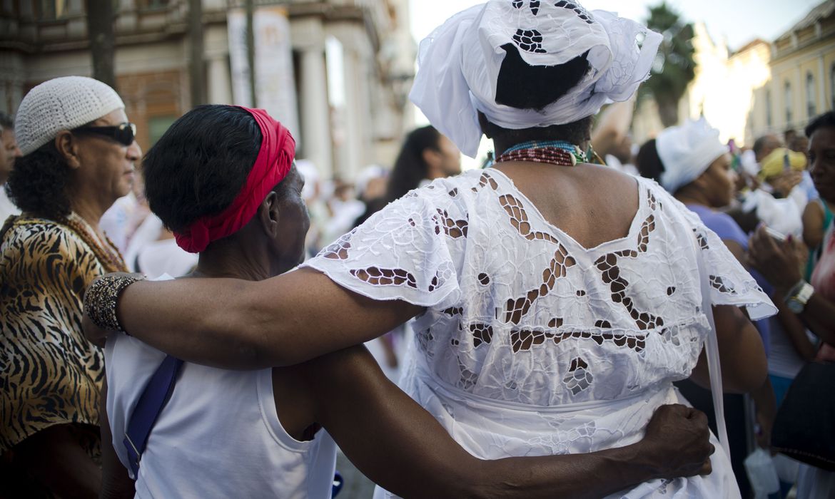 Religiosas se abraçam