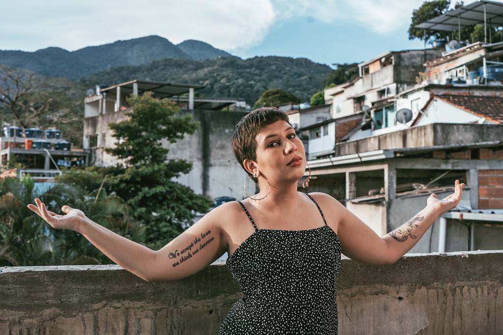BB-Renda-Credito-Gilberto-Dutra4.jpg Nathaly Dias, no Morro do Banco, cabelos curtos e com as mãos no muro