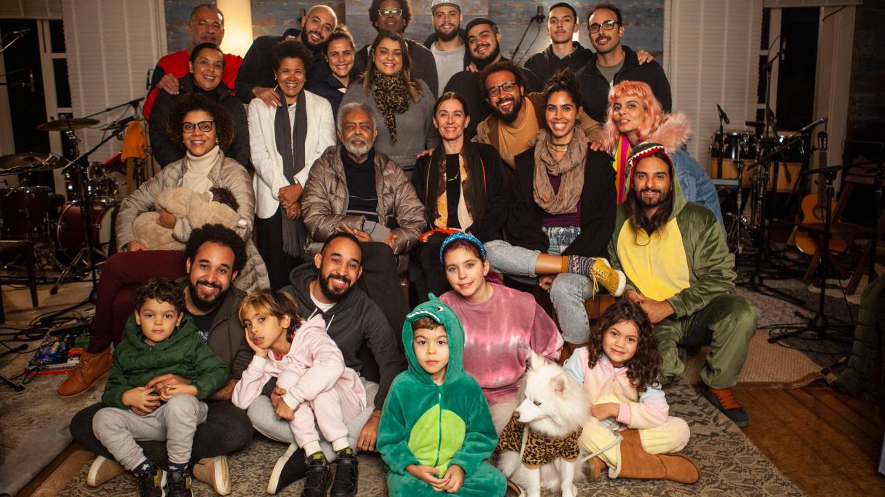 Gilberto Gil e Flora posam com filhos e netos na sala da casa de Araras