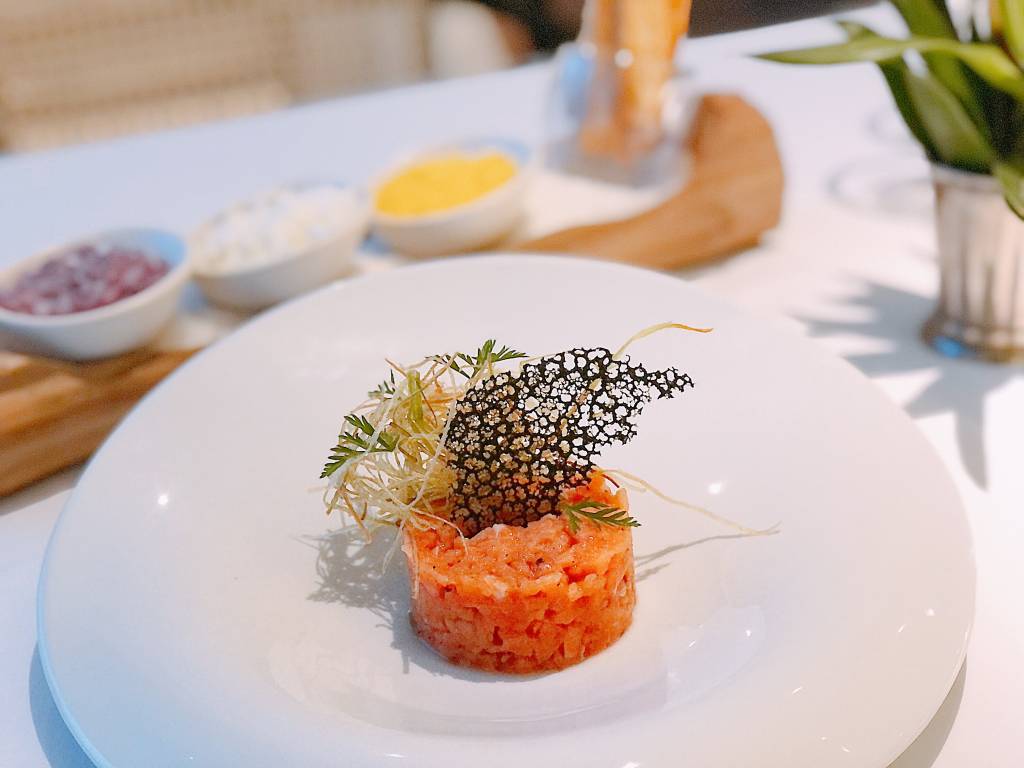 Tartar de salmão Tartare de salmão: entrada no menu especial do Beatriz