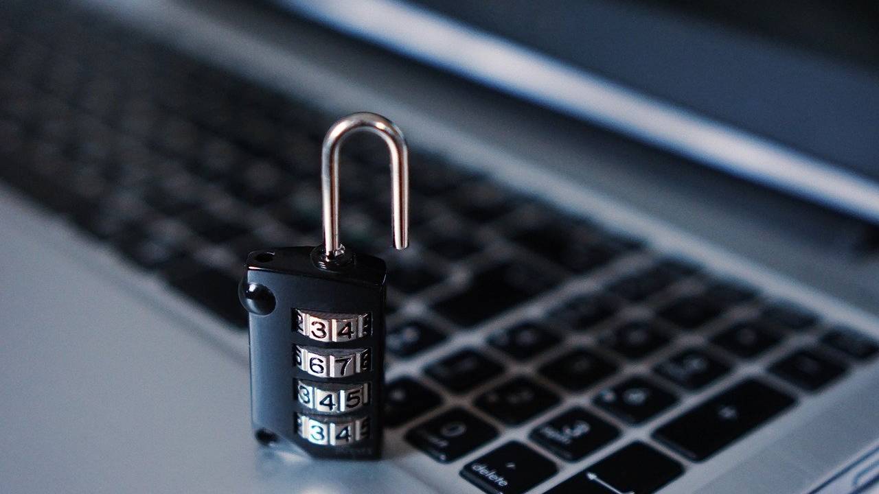 Cadeado sobre computador