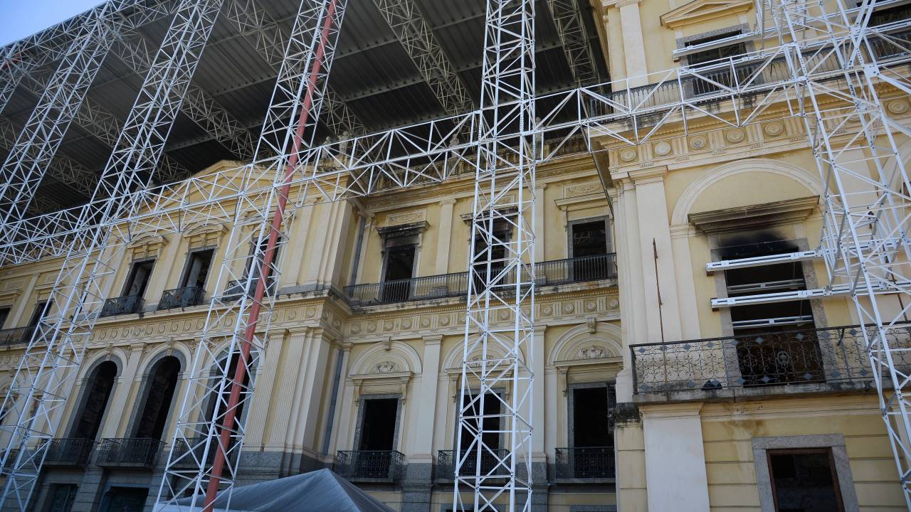 Fachada do museu nacional com muitos andaimes na frente, um ano após o incêndio