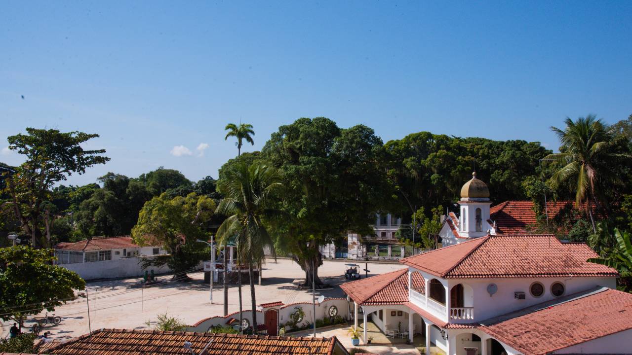 Imagem mostra vista superior das casas em Paquetá