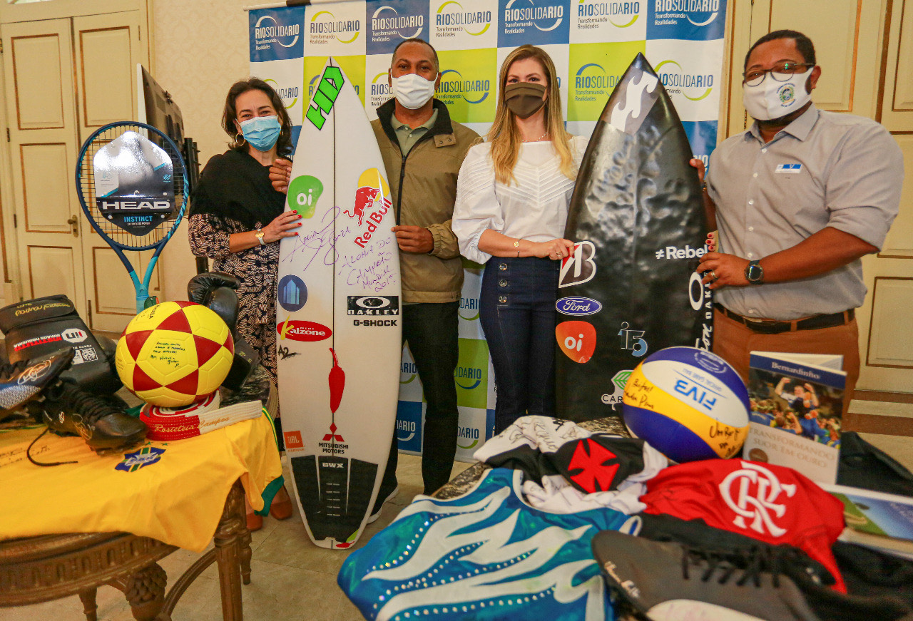 Imagem mostra os itens doados por &iacute;dolos do esporte