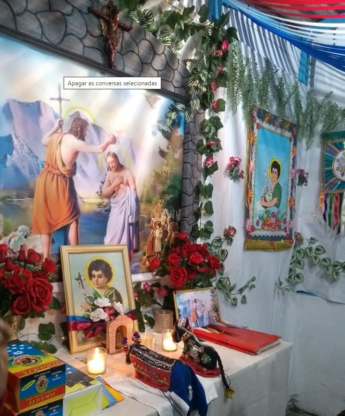 Foto do Altar do Boi Brilhante de Lucas onde aparecem Santo Ant&ocirc;nio, velas e fllores