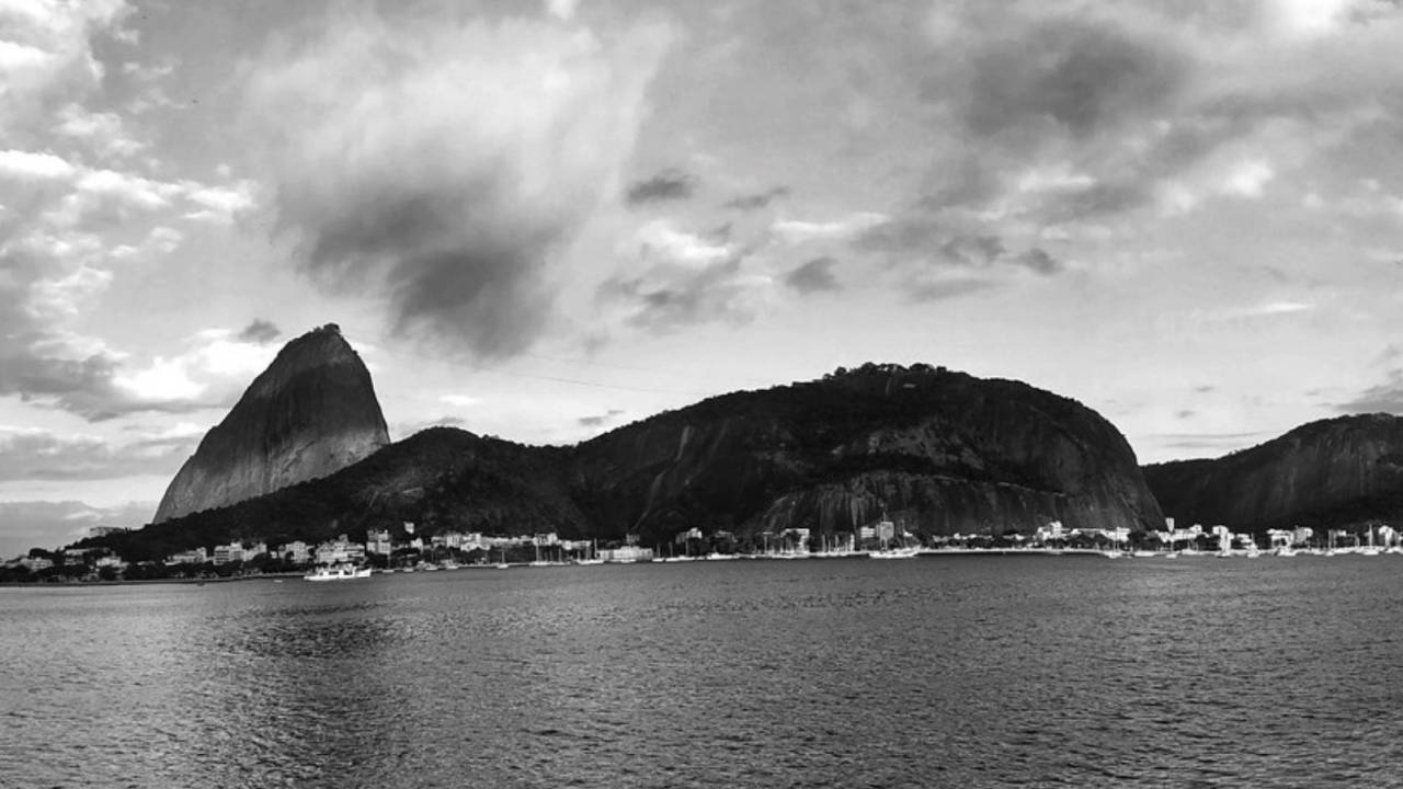 Foto preto e branca do Pão de açúcar com nuvens
