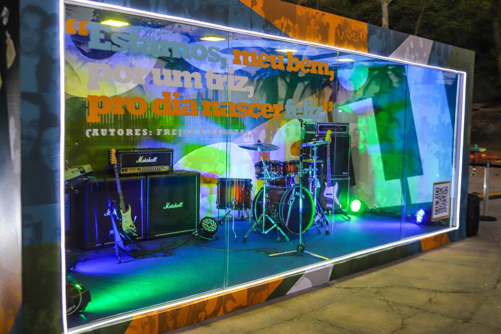 Estúdio Rock Brasil Estúdio de vidro no Arpoador com instrumentos musicais