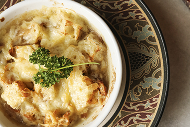 Vai uma sopinha? A clássica receita de cebola gratinada em três versões