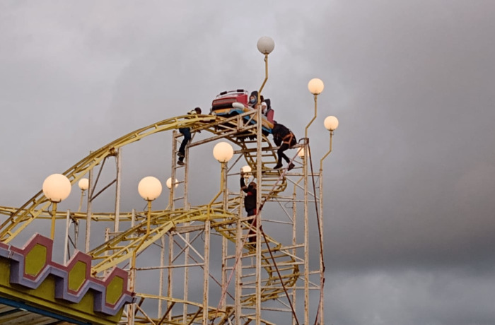 Montanha-russa é interditada por bombeiros após família ficar presa