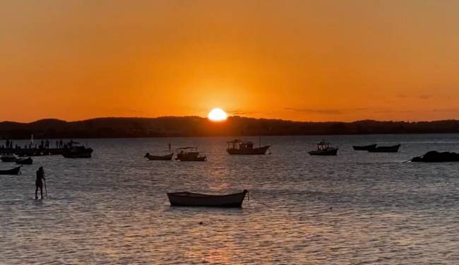 por-do-sol-em-buzios O sol caindo no mar, em frente ao Beli