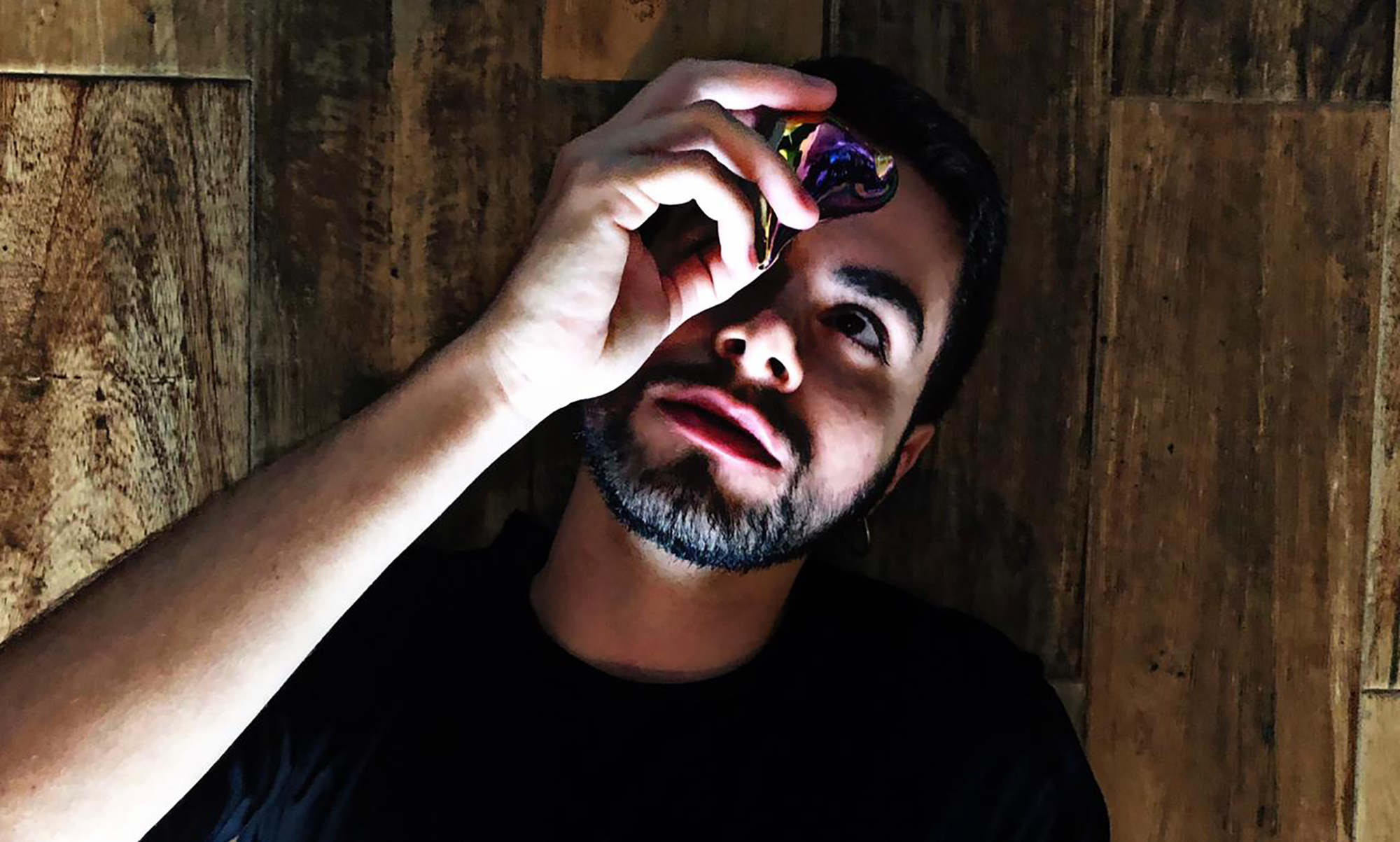 Ator com uma pe&ccedil;a perto dos olhos