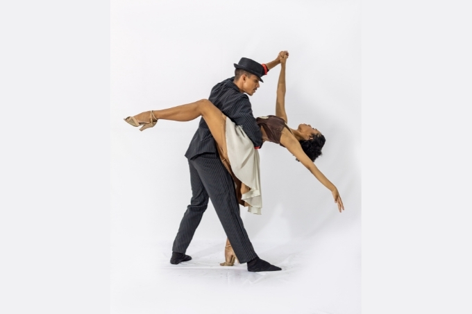 Espetáculo em cartaz no Teatro Riachuelo mistura samba e balé