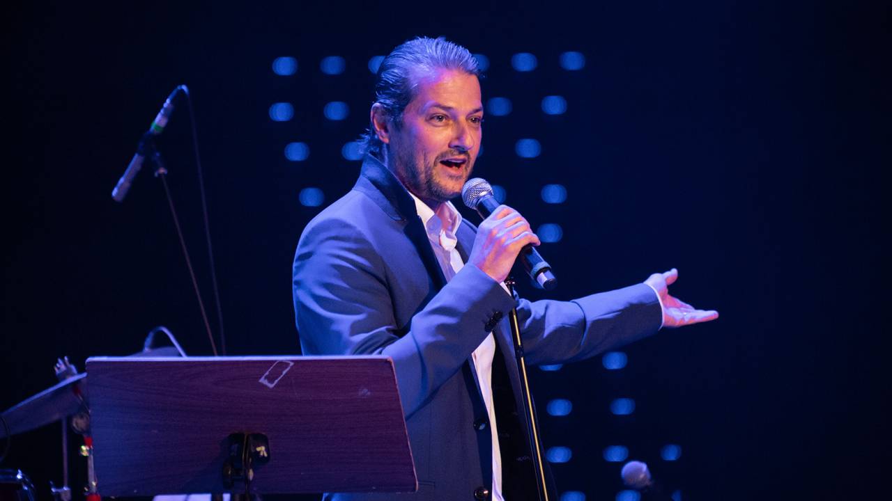 Marcelo Serrado no palco, cantando