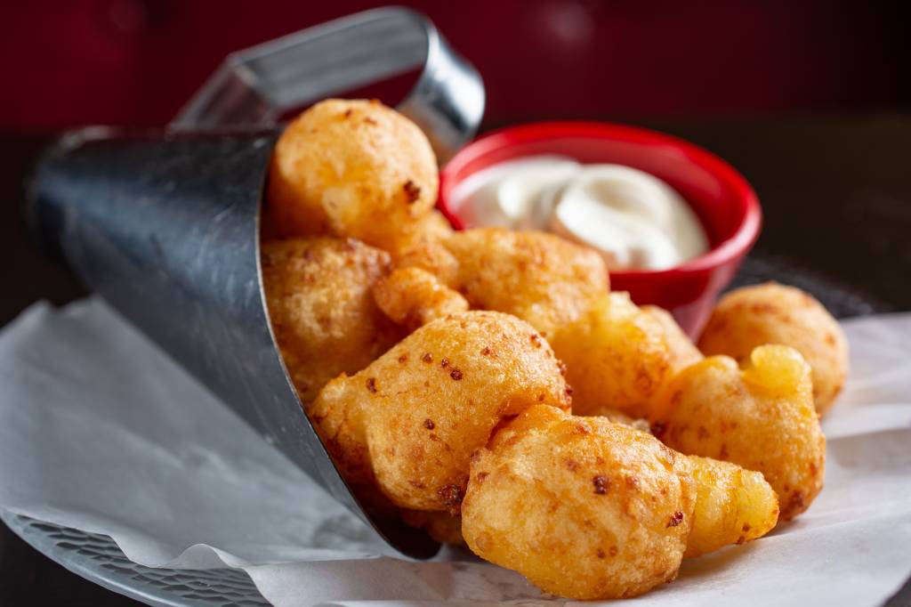 Pipoca de pão de queijo com linguiça_ Botero_Lipe Borges pipoca de pão de queijo
