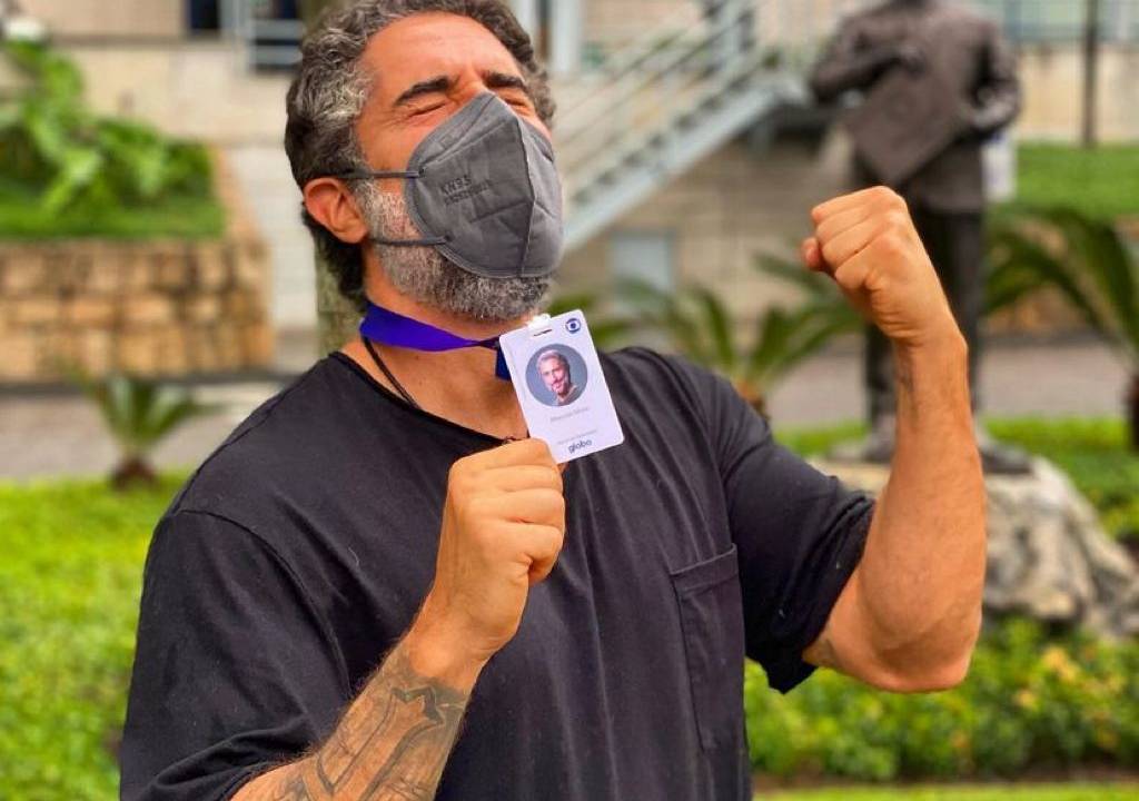 Marcos Mion vibrando, com o crachá da Globo