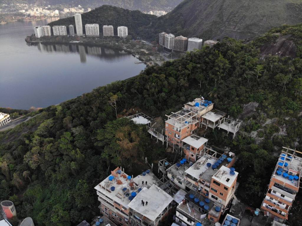 Construções irregulares são demolidas no Morro do Cantagalo, em Ipanema