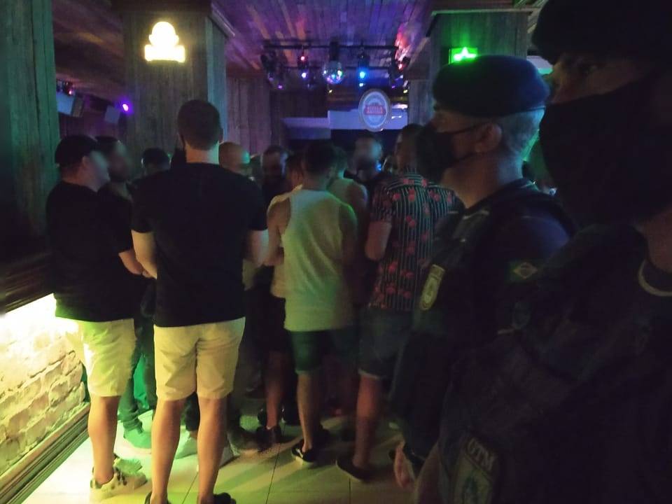 Estabelecimento com corredor lotado em meio à festa clandestina