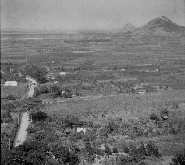 Baixada de Jacarepaguá Foto antiga e sem data da Baixada de Jacarepaguá, onde se vê uma grande terra rural.