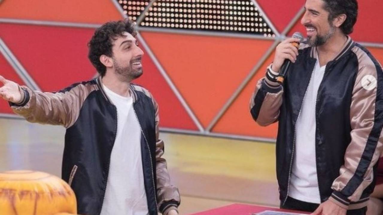 Marcos Mion ao lado de seus sósia, Victor Coelho, usando roupas jaquetas iguais