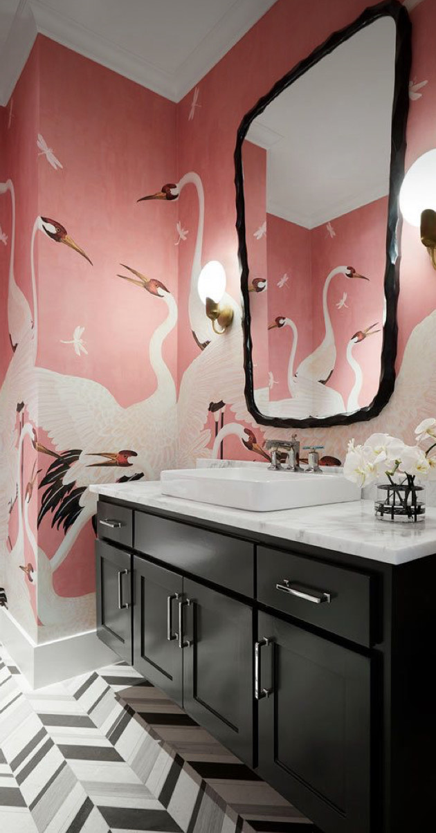 Animal print A imagem mostra um banheiro com papel de parede