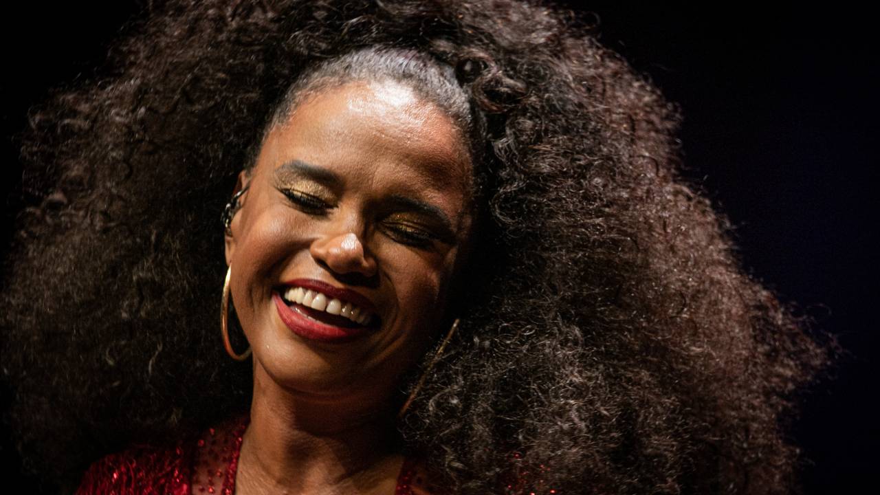 A emoção de Teresa Cristina em seu show de aniversário, no VIVO RIO, em fevereiro deste ano