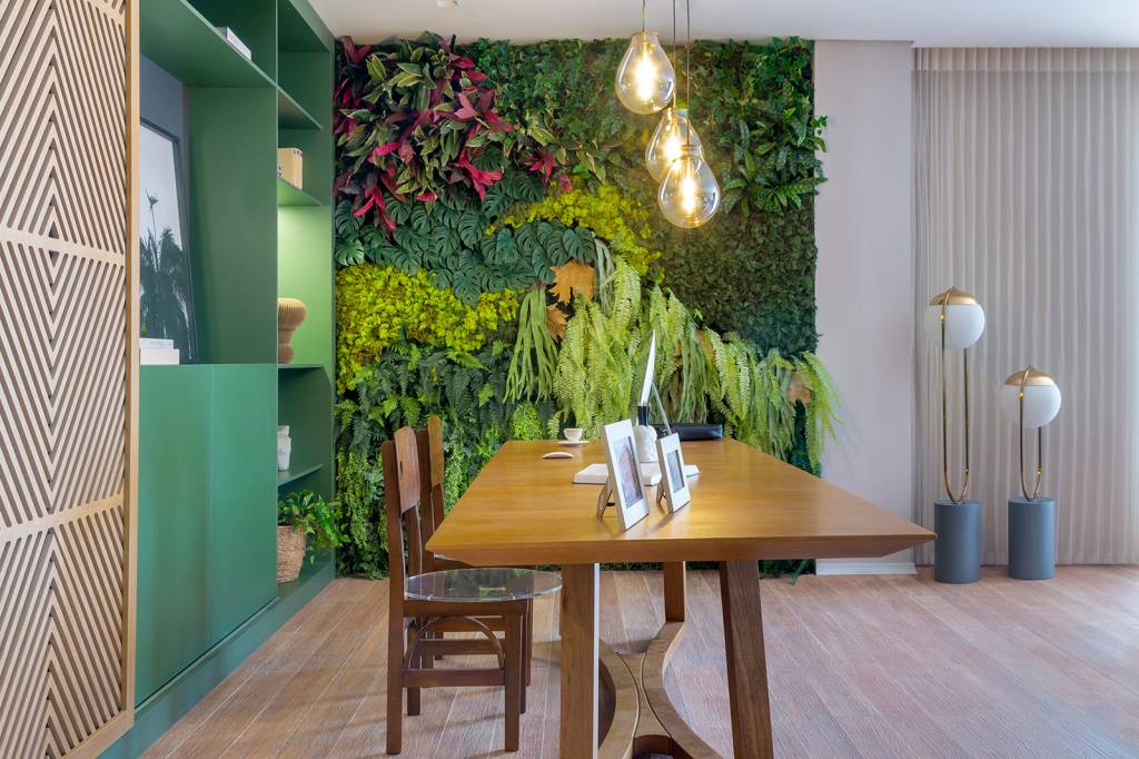ValentinaCraboledda-HomeOfficeEssenziale-EdgarCesar04.jpg-baixa valentina craboledda casa cor goias 2021 home office essenziale escritorio varanda jardim vertical decoração