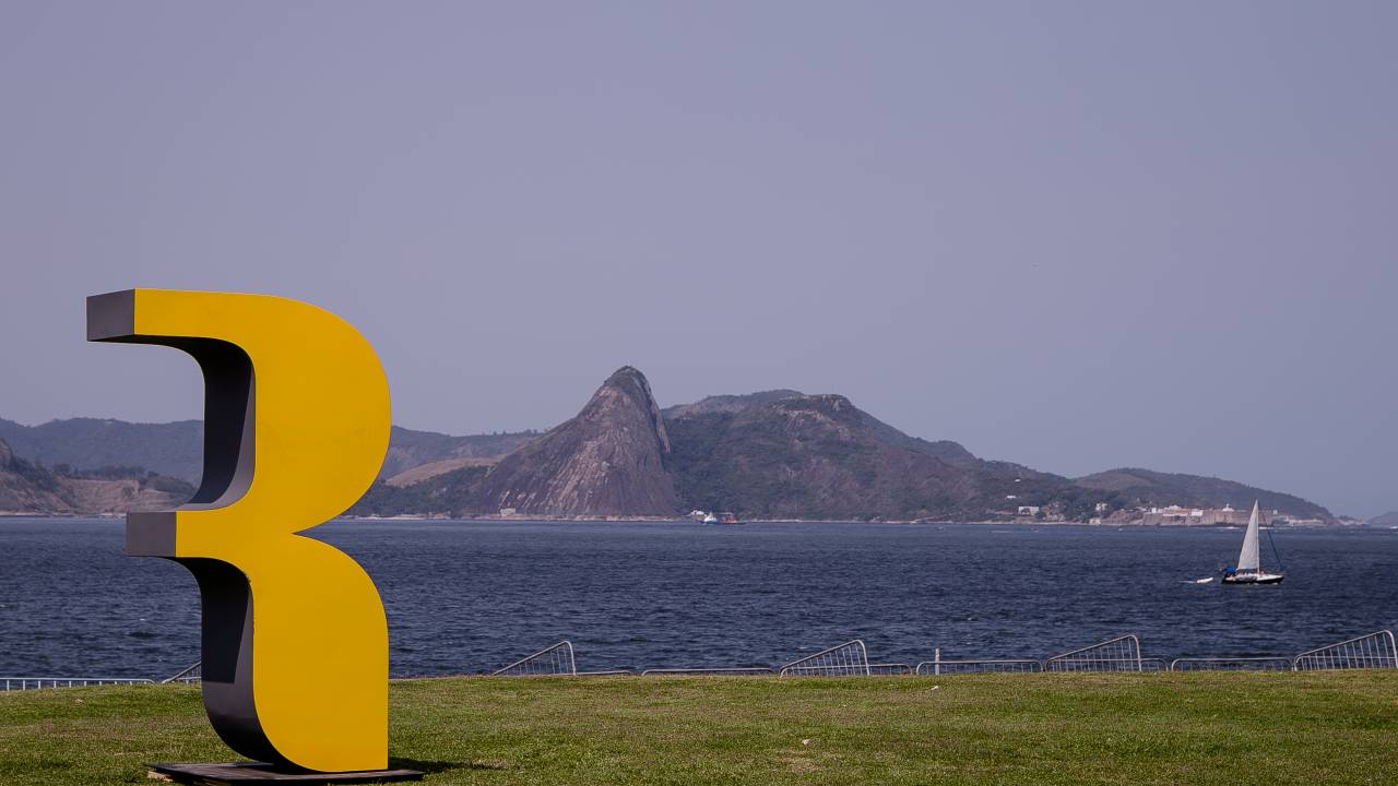 Visual da Marina da Glória com o R, símbolo da ArtRio