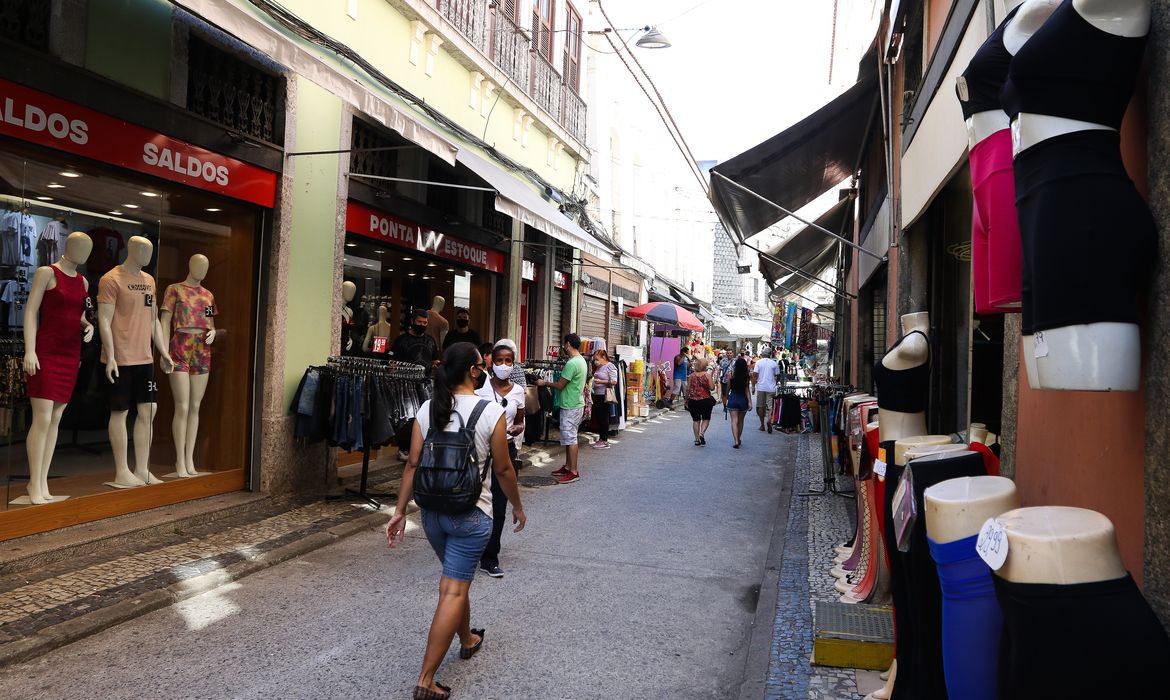 Comércio na SAARA (Sociedade de Amigos das Adjacências da Rua da Alfândega), centro da cidade. Comércio não essencial está autorizado a reabrir a partir de hoje (9) na cidade do Rio de Janeiro depois de duas semanas fechados devido à pandemia de Covid-19.