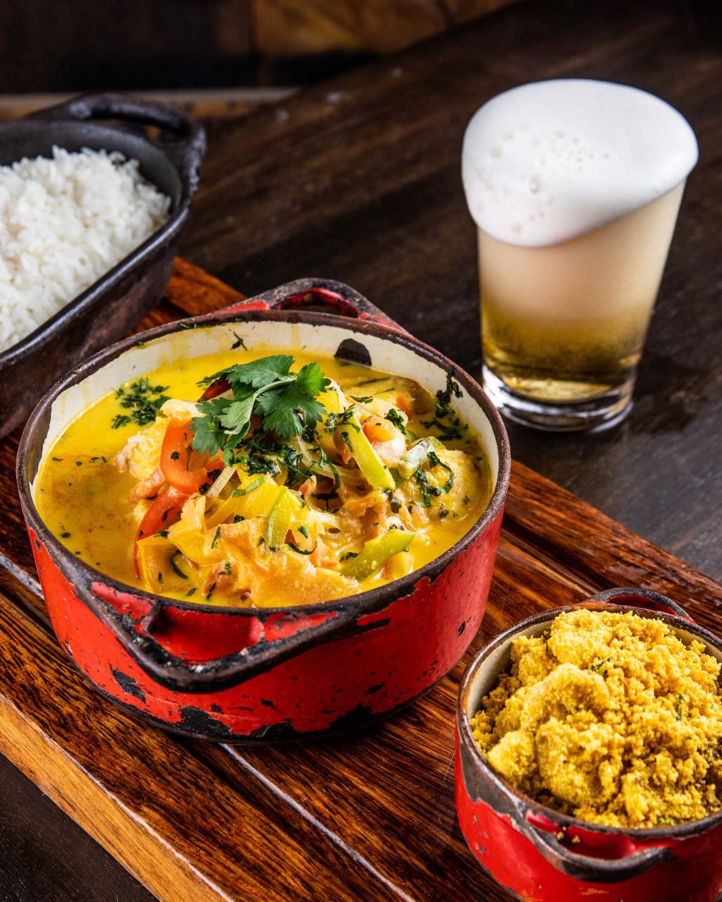 Boteco Boa Praça_Moqueca de caçao com farofa de banana da terra e arroz_credito Tomas Rangel Moqueca baiana: opção para dividir