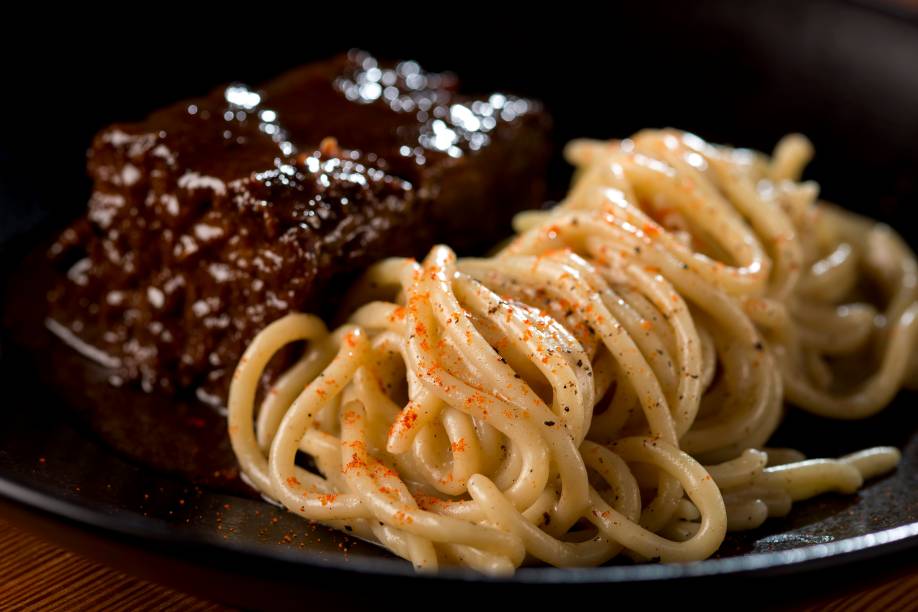Carne assada com espaguete cacio e pepe: o prato principal do menu do Irajá Redux Carne assada com espaguete cacio e pepe: o prato principal do menu do Irajá Redux