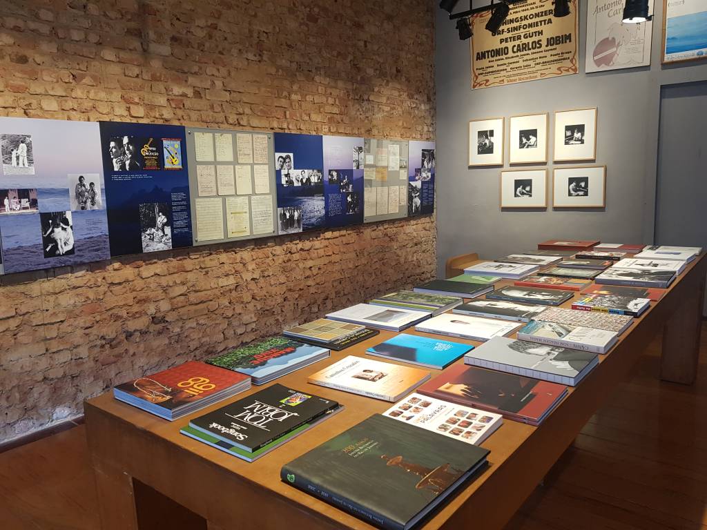 Exposição sobre a vida de Tom Jobim reabre no Jardim Botânico do Rio