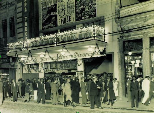 cINEMA Foto preta e branco do cinema Para Todos, na Rua Arquias Cordeiro, Méier, em 1935.