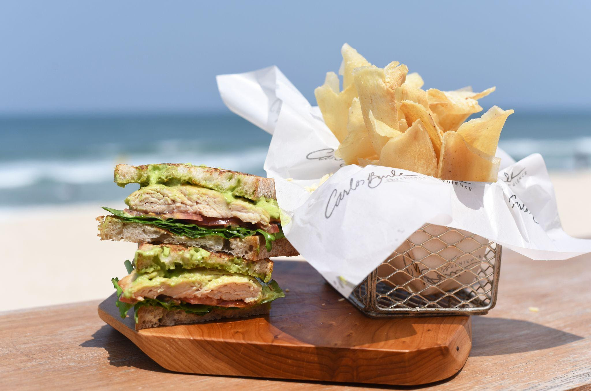Sandu&iacute;che Pipeline acompanhado de chips de macaxeira (vulgo aipim)