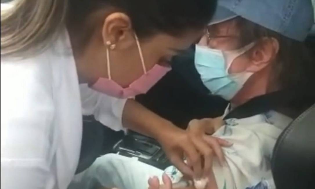 Imagem mostra Roberto Carlos recebendo vacina