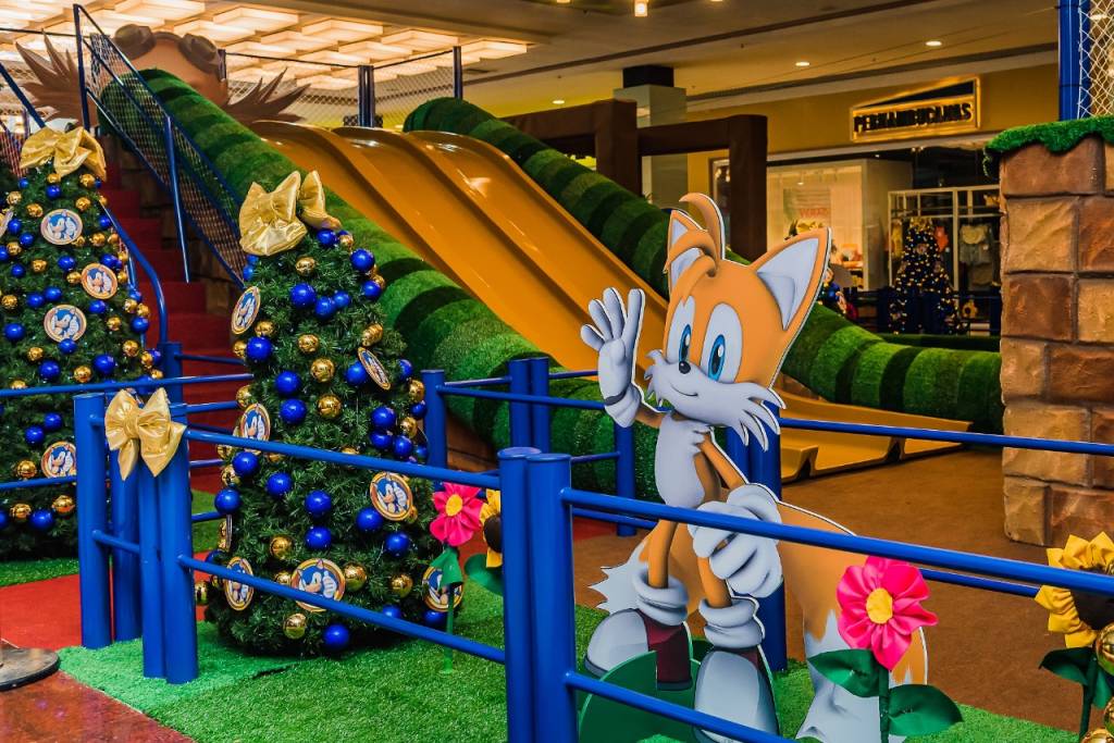 Américas Shopping – crédito Adriana Tomzhinski (12) Foto mostra decoração de Natal com tema do Sonic com escorrega