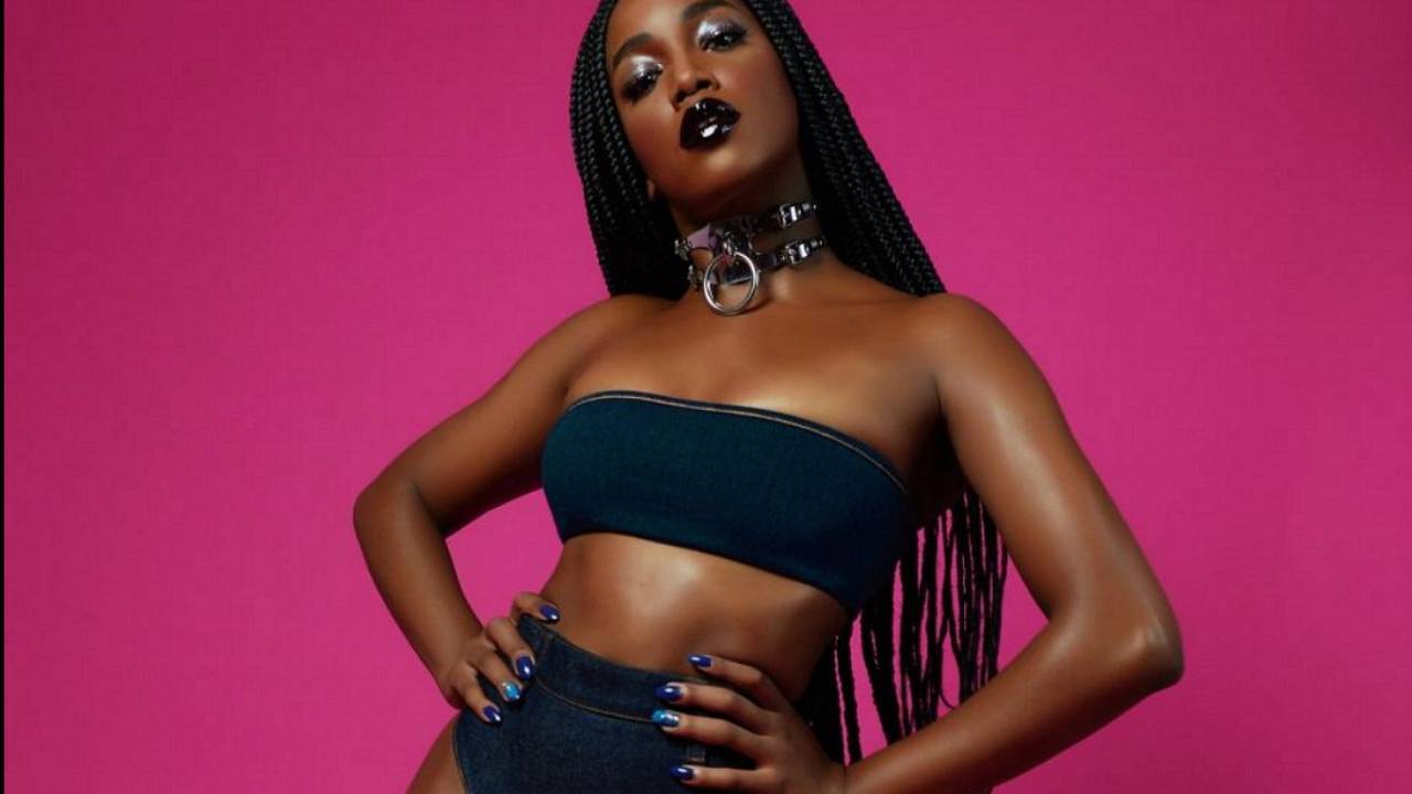 A cantora Iza de top e e hot pants azul-escuros