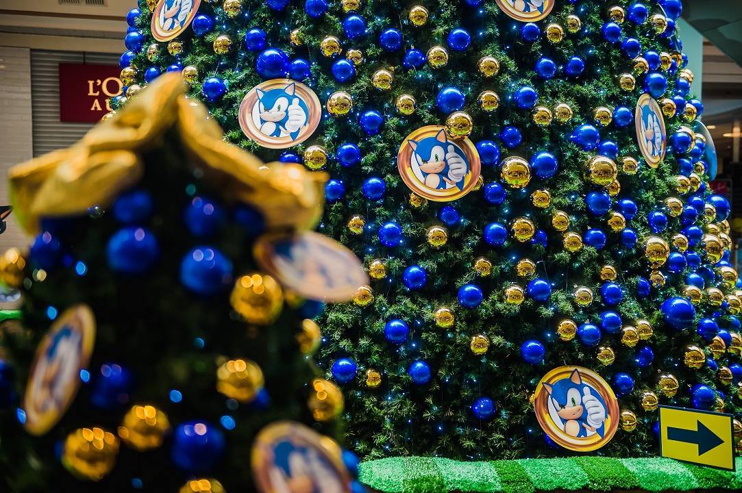 Foto mostra árvore de natal com o personagem Sonic