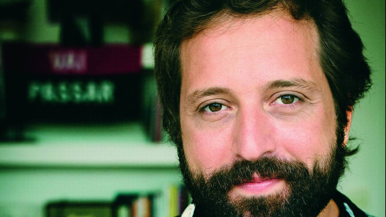 O apresentador e roteirista Gregório Duvivier de camisa preta estampada