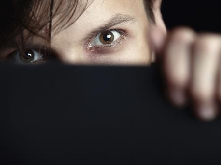 Stalkear agora é crime: o que faz uma pessoa perseguir alguém?