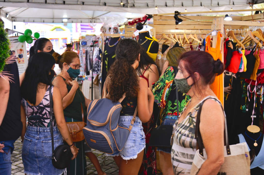 Foto mostra tenda de feira