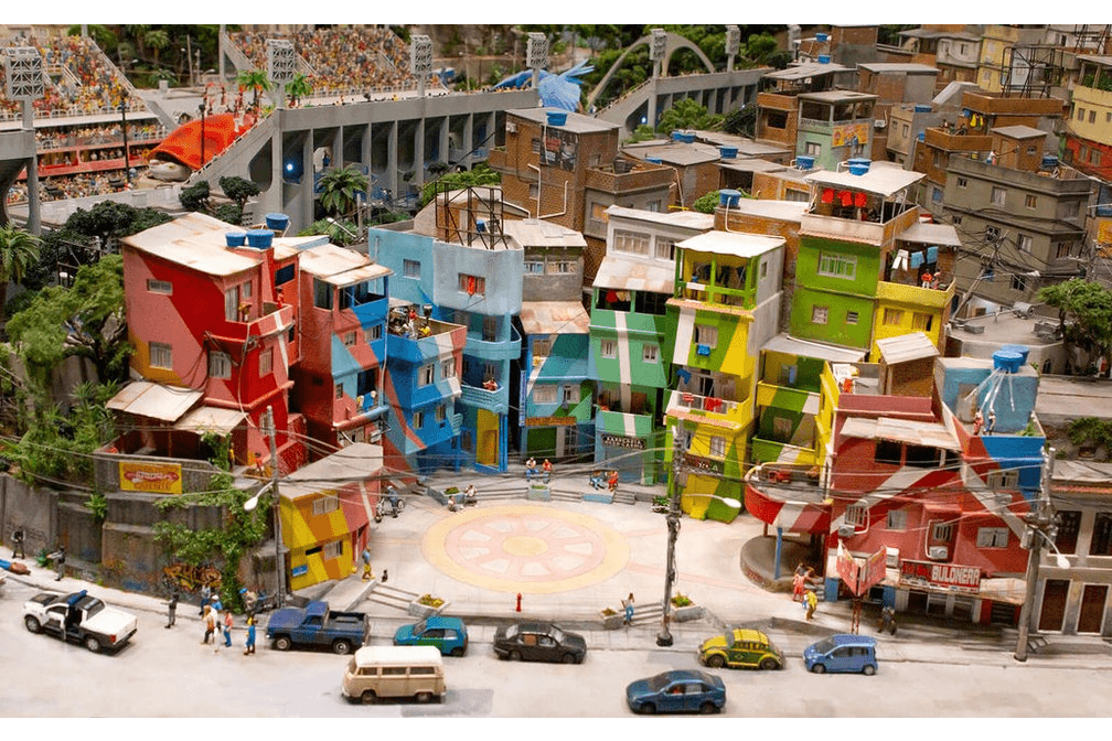 Webp.net-gifmaker (1) Gif mostra miniaturas de uma favela de dia e à noite