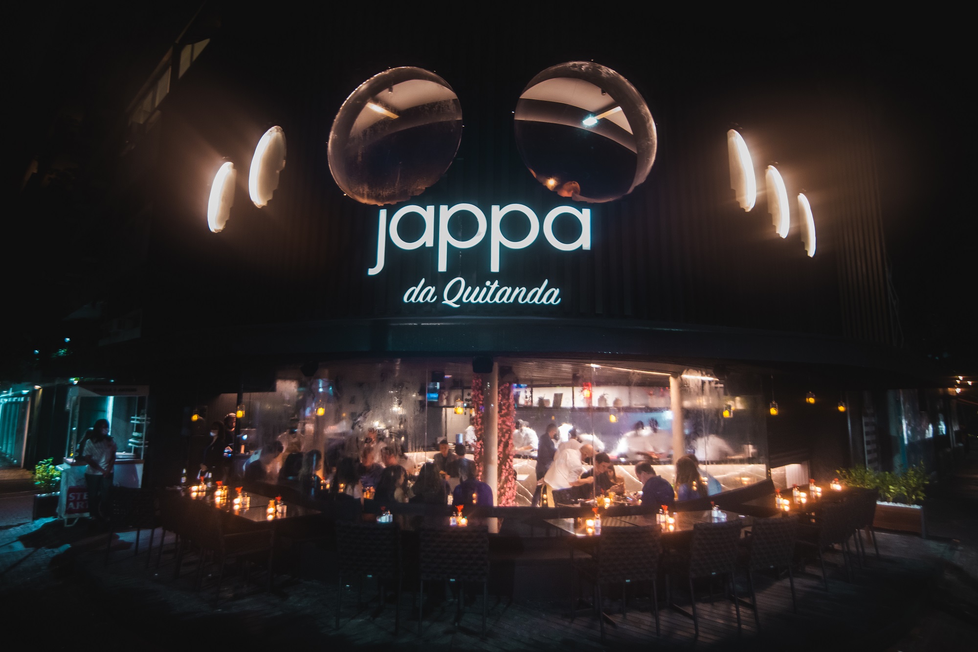 O ambiente: janelas de ares n&aacute;uticos e sushi bar em forma de s