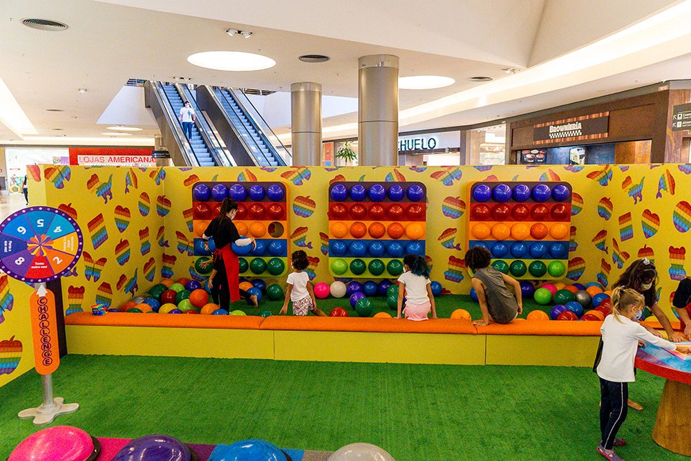 Foto mostra brinquedo gigante em formato de pop it
