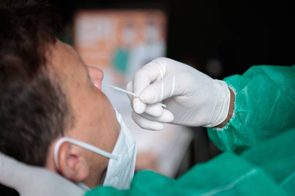 Taxa de positividade para testes de Covid-19 dobrou no último mês no Rio