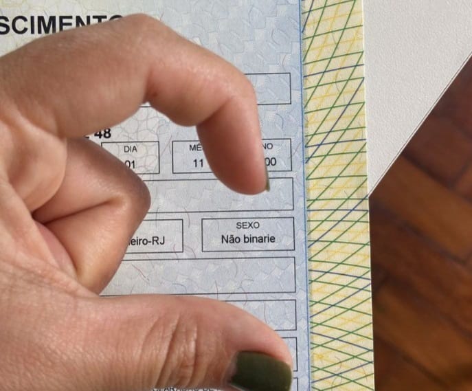 Identidade: com linguagem neutra, gênero 'não binarie' é incluído em certidões de nascimento no Rio.
